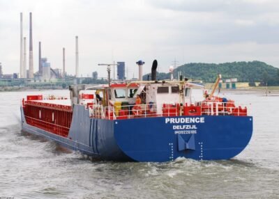 Prudence upstream river Rhine passing Duisburg, 28-06-2008