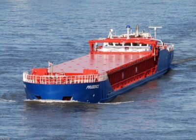 Prudence heading downstream river Rhine passing Emmerich, 29-05-2009.