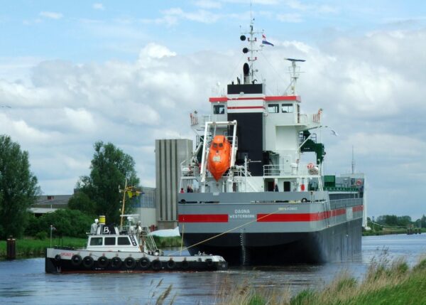 Dagna towed from Westerbroek to Delfzijl, 30-05-2005
