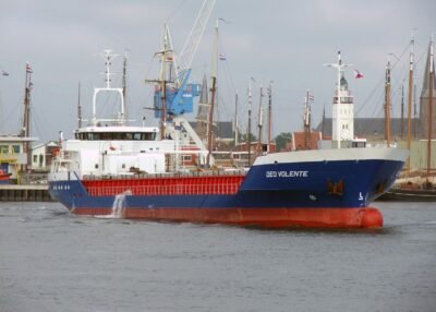 Deo Volente leaving Harlingen, 17-06-2005
