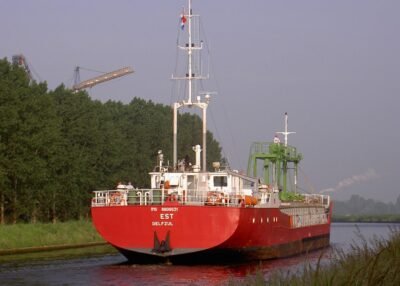Est in the Winschoterdiep passing Foxhol, 10-06-2004