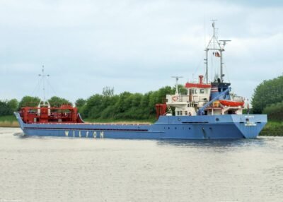 Ferro in Kiel Canal passing Breiholz, 14-05-2015