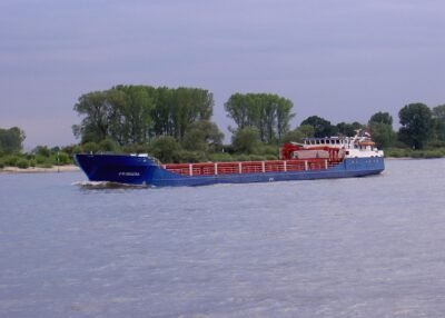 Frisiana on river Rhine passing Spijk, 24-05-2005