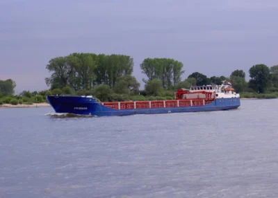 Frisiana on river Rhine passing Spijk, 24-05-2005