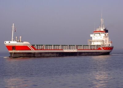 Gouweborg on river Ems bound for Delfzijl, 10-12-2004