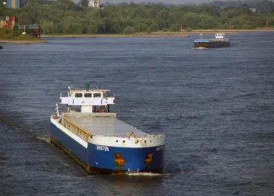 Kirsten on river Rhine passing Emmerich, 11-07-2006