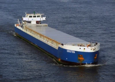 Kirsten on river Rhine passing Emmerich, 11-07-2006