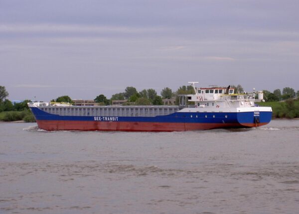 Panda on the Rhine passing Spijk, 24-05-2005
