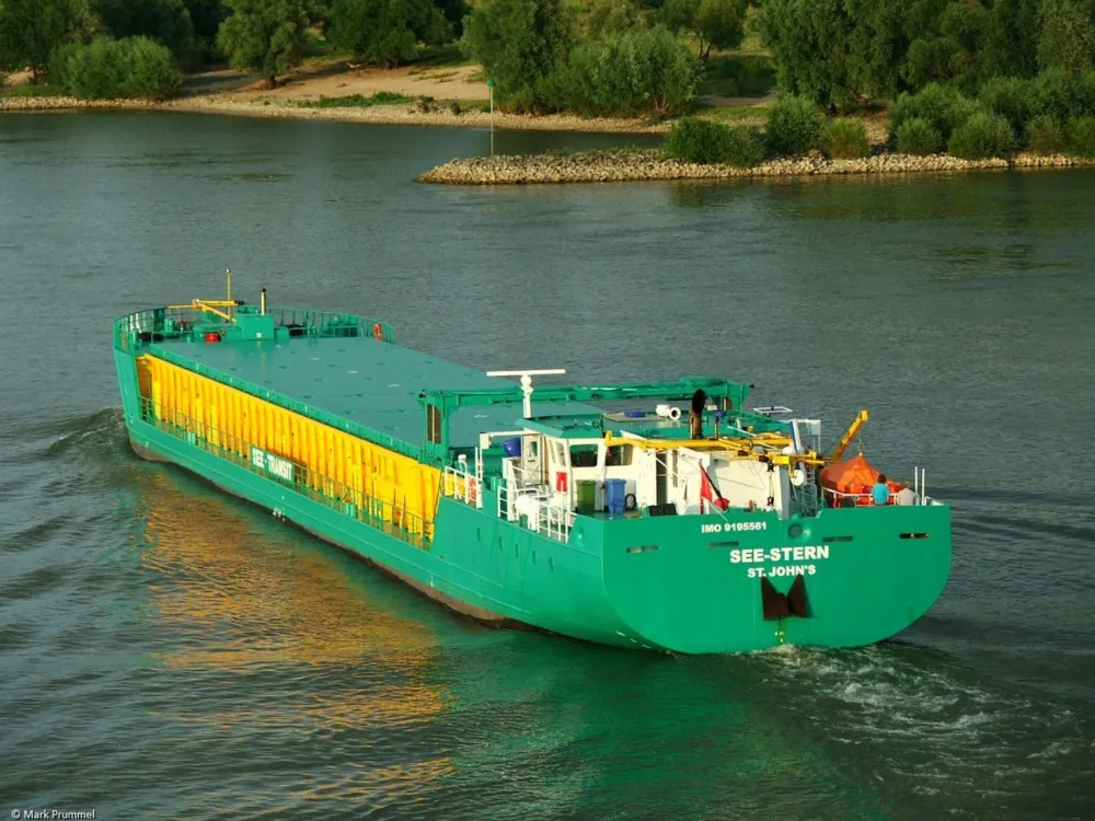 See-Stern on river Waal passing Nijmegen, 01-08-2005