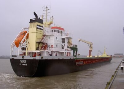 Thekla arriving in Delfzijl, 30-01-2005