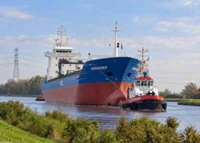 Varnadiep underway from Hoogezand to Delfzijl passing Appingedam, 14-10-2002