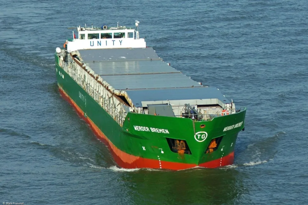 Werder Bremen on the river Rhine passing Emmerich, 11-07-2005