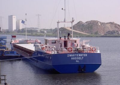 Zwartewater loading at Brunner Mond in Delfzijl, 01-08-2004