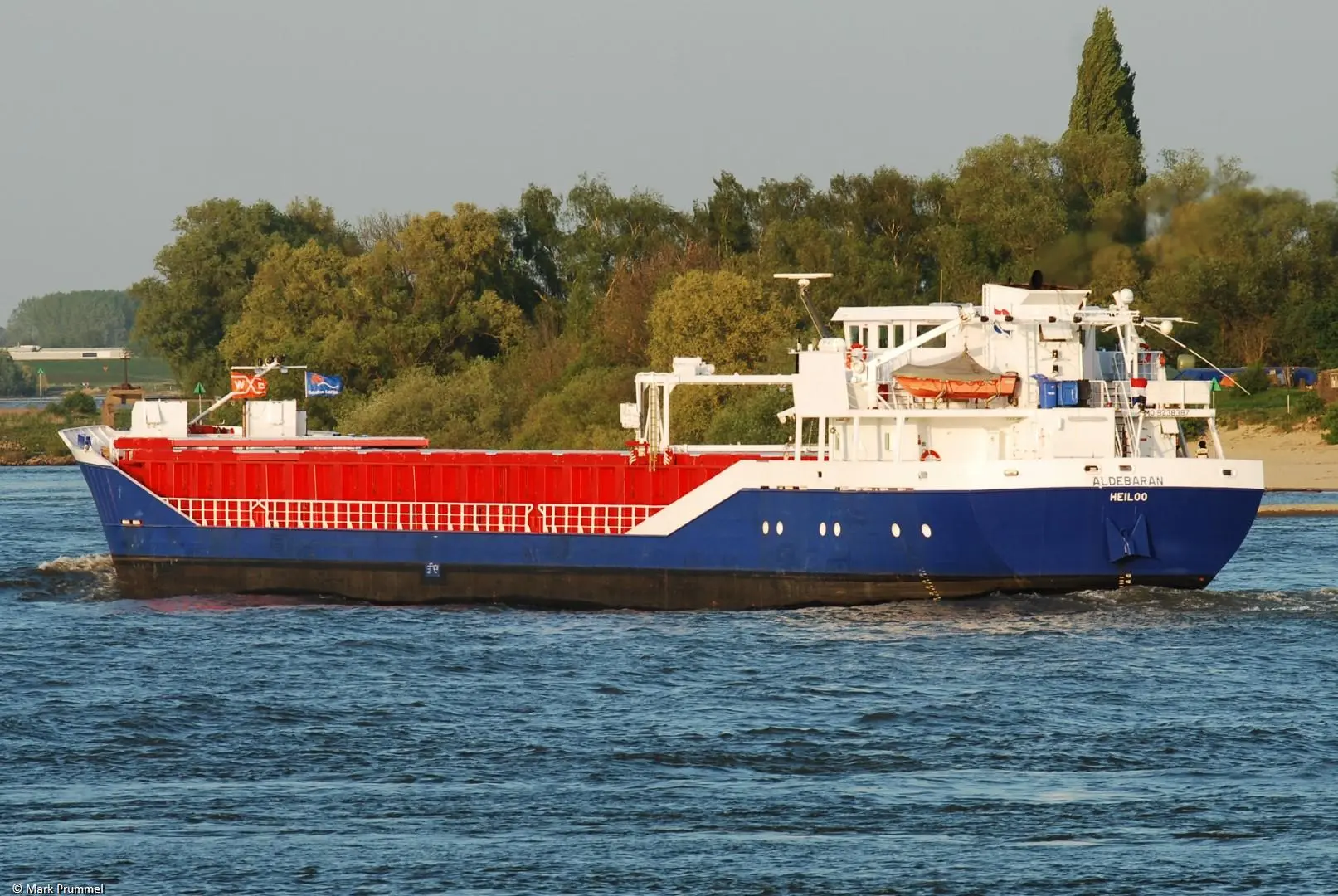 Aldebaran on river Waal passing Nijmegen, 21-04-2009