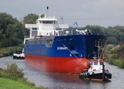 Hull Bothniadiep passing Groningen underway from Delfzijl to Hoogezand, 20-08-2006
