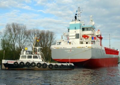 Flinterjute in Winschoterdiep passing Westerbroek, 04-05-2008