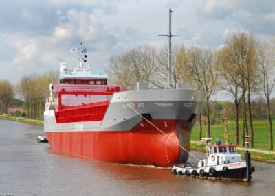 Flinterjute in Eemskanaal passing Appingedam, 04-05-2008