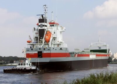Lauwersborg underway from shipyard Niestern Sander B.V. to the harbour of Delfzijl, 16-09-2007