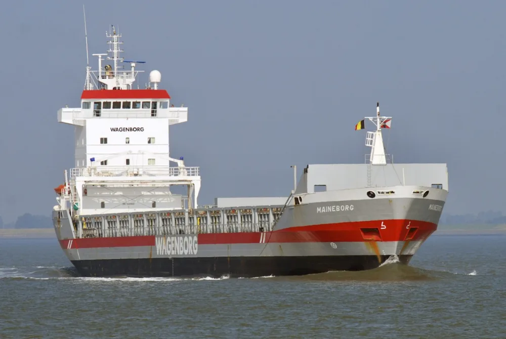Maineborg on river Scheldt passing Terneuzen, 30-08-2008