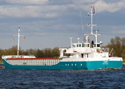 Mare in Kiel Canal passing Breiholz, 08-04-2012