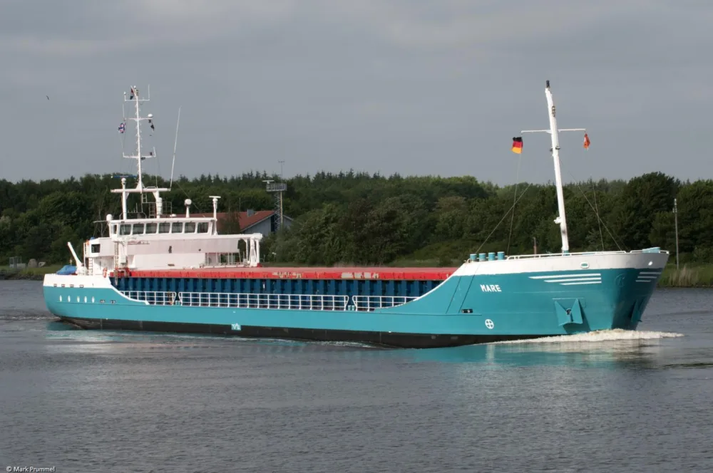 Mare in Kiel Canal passing Rendsburg, 31-05-2014