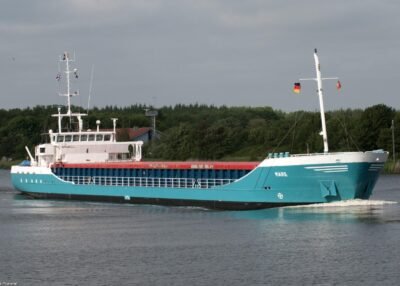 Mare in Kiel Canal passing Rendsburg, 31-05-2014
