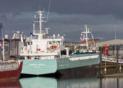 Marietje Benita moored at Handelskade-West in Delfzijl, 25-12-2005