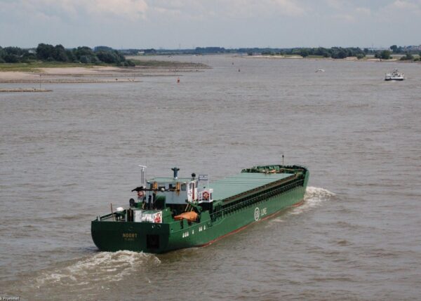 Noort on river Waal passing Beneden Leeuwen, 09-06-2006