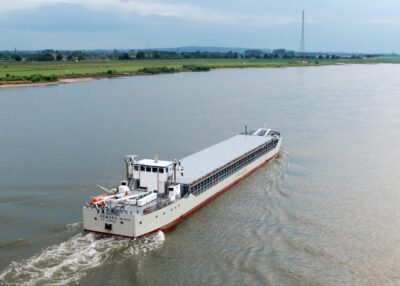 Remora on river Rhine passing Emmerich, 11-07-2009