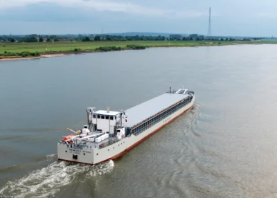 Remora on river Rhine passing Emmerich, 11-07-2009