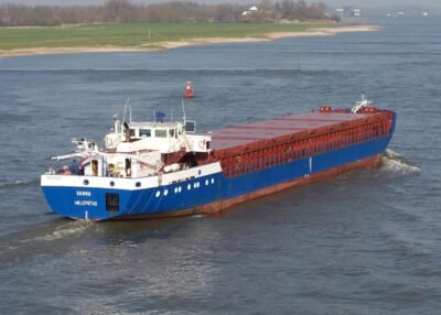 Sanna on river Waal passing Beneden Leeuwen, 28-03-2007