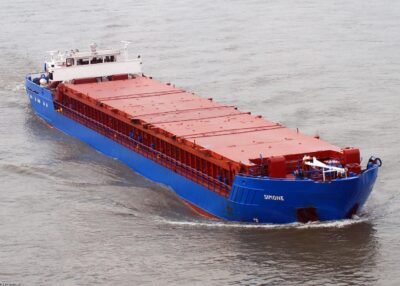 Simone on river Rhine passing Emmerich, 31-12-2007