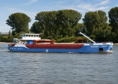 Warber on river Rhine passing Spijk, 18-10-2006