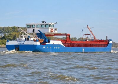 Warber on river Rhine passing Tolkamer, 18-10-2006