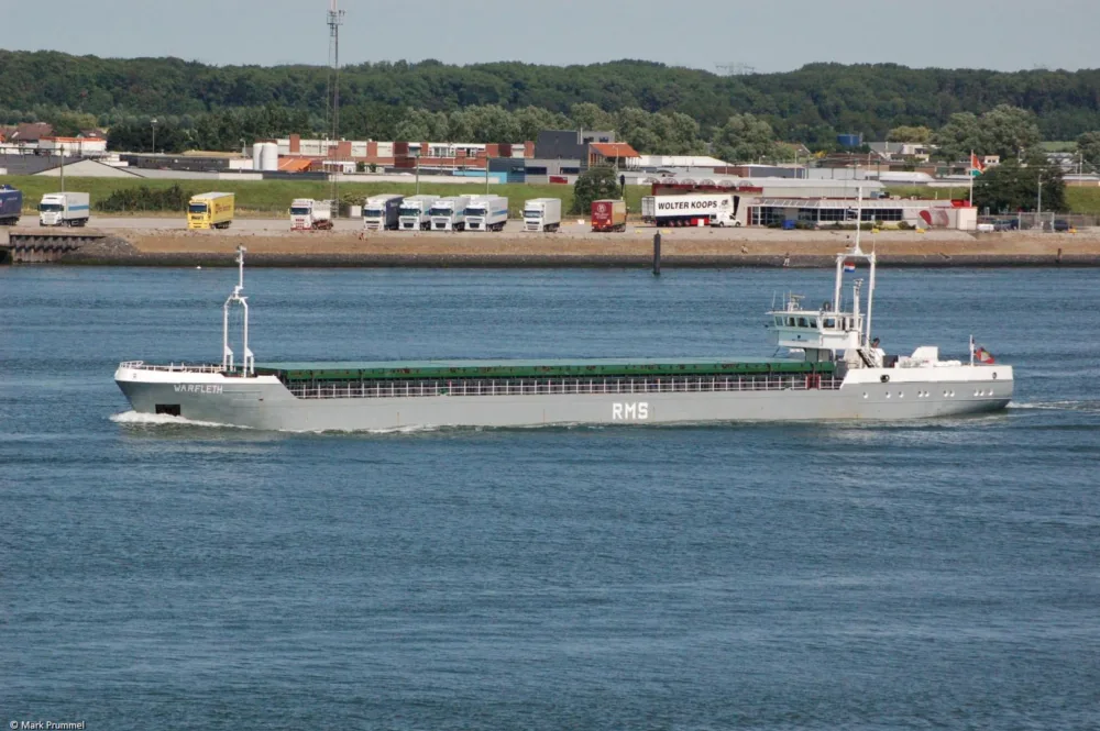Warfleth on New Waterway passing Hook of Holland, 08-07-2006