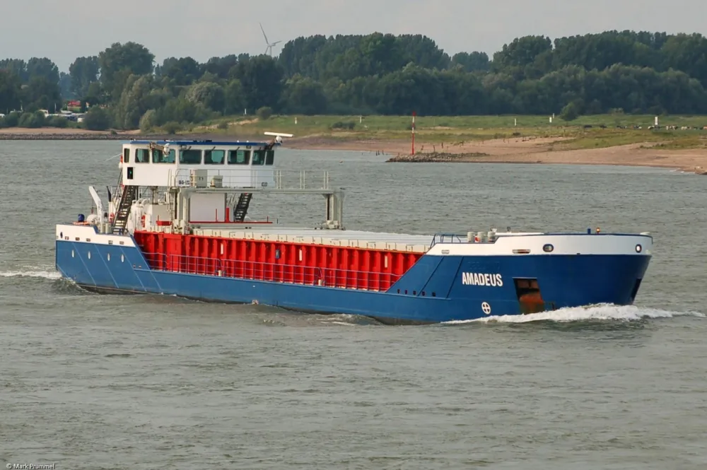 Amadeus on river Rhine passing Hönnepel, 11-08-2009