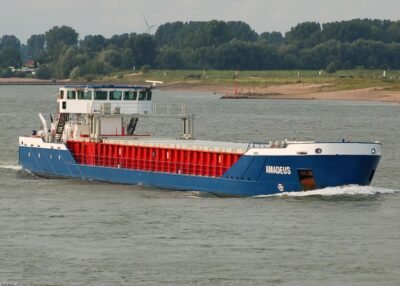 Amadeus on river Rhine passing Hönnepel, 11-08-2009