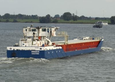 Amadeus on river Rhine passing Hönnepel, 11-08-2009