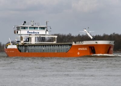 Amadeus on river Rhine passing Emmerich, 28-03-2010