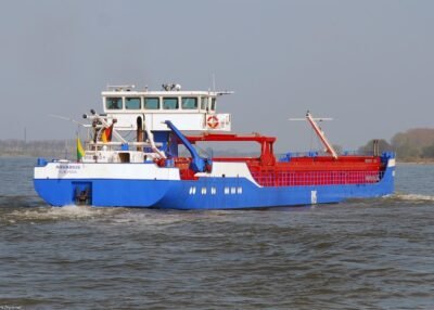 Aquarius on river Rhine passing Spijk, 05-04-2009
