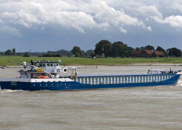 Ashley on river Rhine passing Hönnepel, 23-08-2010
