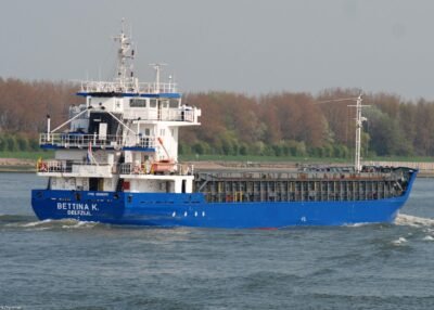 Bettina K. passing Rozenburg, 14-04-2009