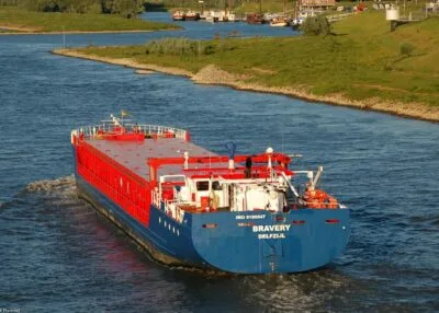 Bravery on river Waal passing Beneden Leeuwen, 22-05-2009
