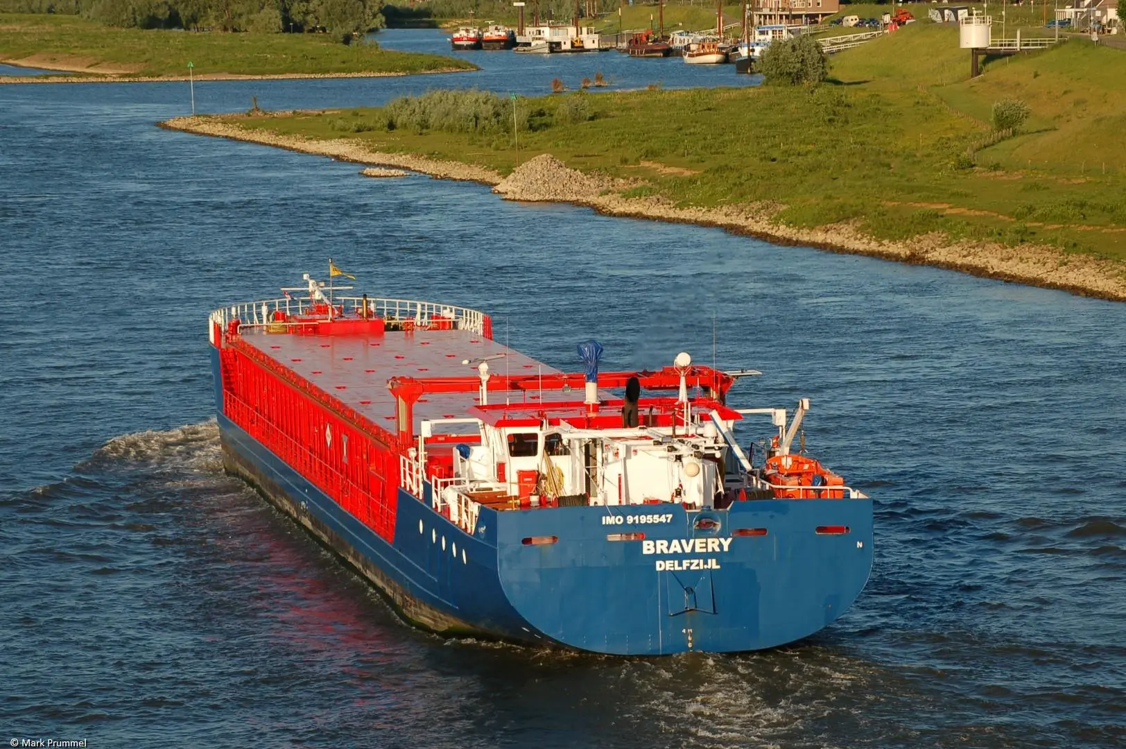 Bravery on river Waal passing Beneden Leeuwen, 22-05-2009