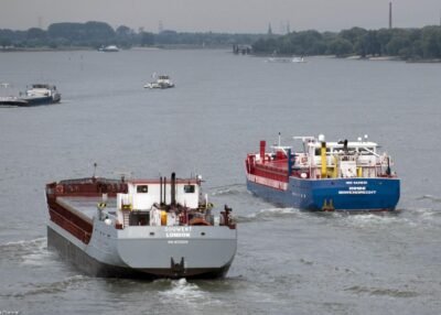 Douwent on river Waal passing Ewijk, 16-09-2010