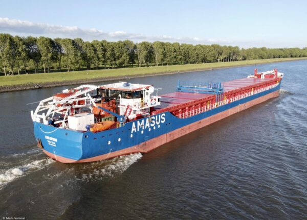 Eems Spring in Amsterdam-Rijn Kanaal passing Zoelen, 13-06-2022