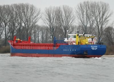 Eems Star on river Rhine passing Spijk, 24-02-2009