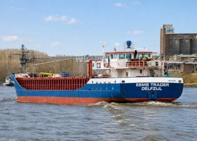 Eems Trader on river Rhine passing Spijk, 11-02-2007