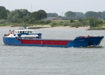 Elizabeth F on river Rhine passing Tolkamer, 18-06-2010