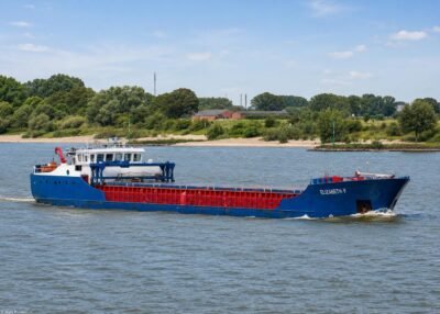 Elizabeth F on river Rhine passing Tolkamer, 18-06-2010